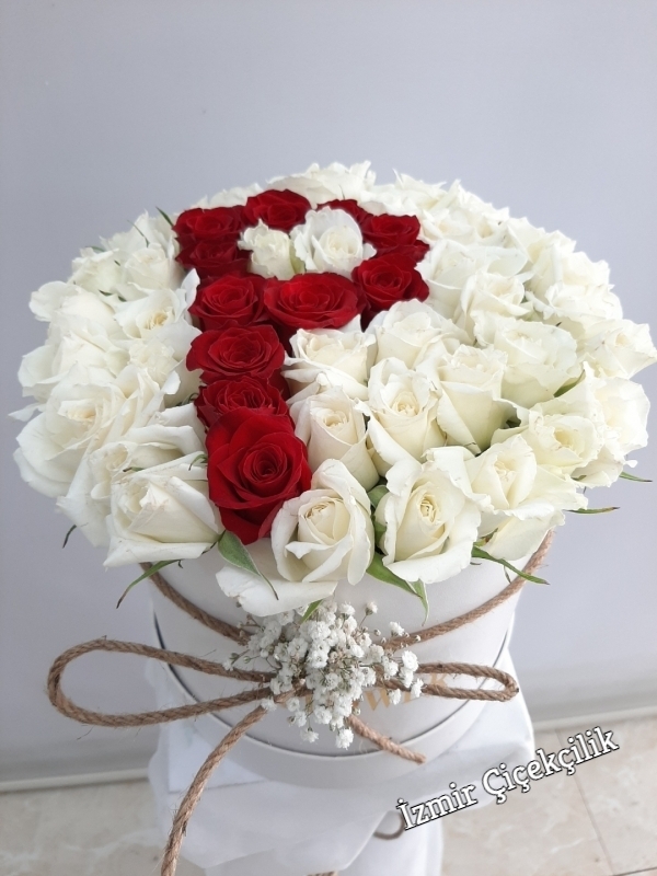 Kutuda İthal Beyaz Kırmızı Harfli Güller