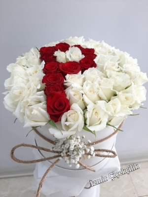 Kutuda Beyaz Kırmızı Harfli Güller